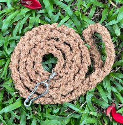 Handcrafted from high-tensile coconut fiber, this 1.5m dog leash delivers sustainable performance without compromise. The natural coir construction resists salt water corrosion, making it exceptionally suited to coastal living, while remaining lightweight for comfortable daily handling. Free from plastics and synthetic materials, each leash showcases authentic artisanal weaving that speaks to genuine durability. An ideal choice for discerning dog owners who prioritize environmental responsibility alongside 